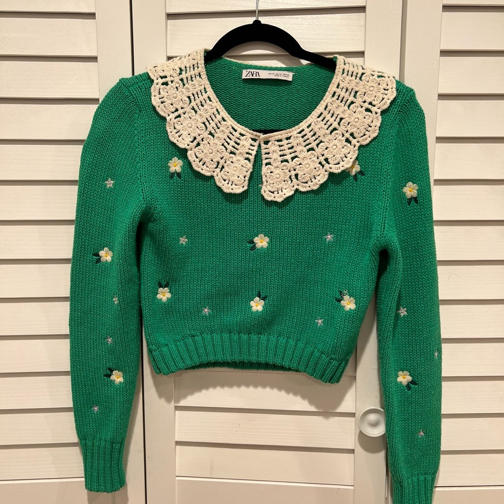Zara XS- Green sweater with flowers